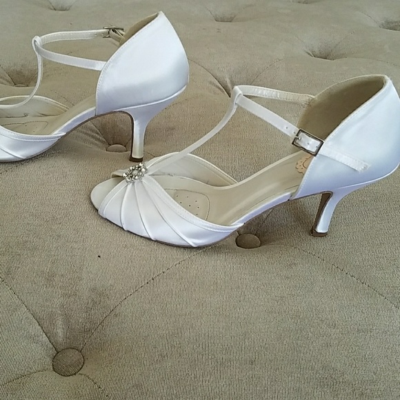 Ivory peep toe with jewel - Picture 2 of 6